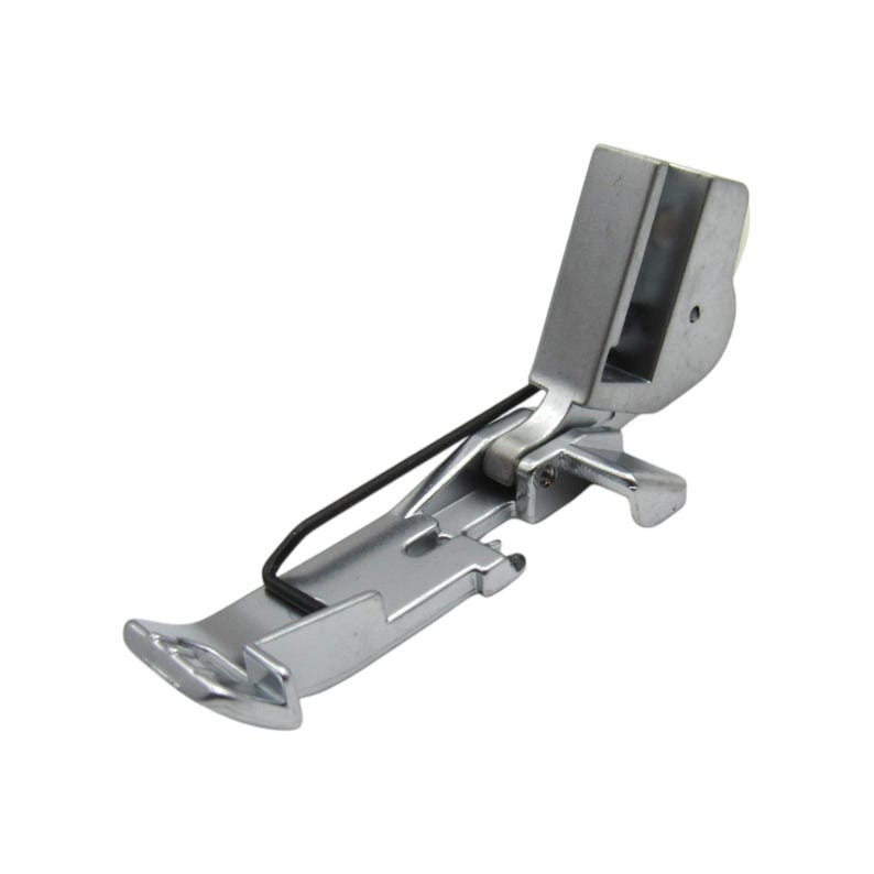 Puede incluir: Un pie de m&aacute;quina de coser plateado con un cable negro conectado. El pie tiene una palanca y una peque&ntilde;a placa de metal.