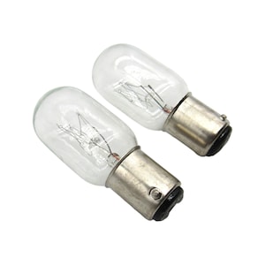 Peut inclure: Deux ampoules en verre transparent avec des bases en métal argenté. Les ampoules ont un seul filament à l'intérieur.