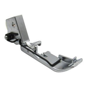 Puede incluir: Un pie de m&aacute;quina de coser plateado con un resorte negro y una pieza de pl&aacute;stico blanco. El pie tiene una gu&iacute;a met&aacute;lica y una placa met&aacute;lica con una tira de goma negra.