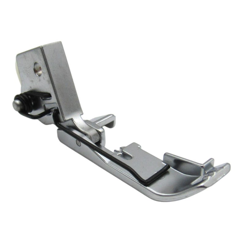 Puede incluir: Un pie de m&aacute;quina de coser plateado con un resorte negro y una pieza de pl&aacute;stico blanco. El pie tiene una gu&iacute;a met&aacute;lica y una placa met&aacute;lica con una tira de goma negra.