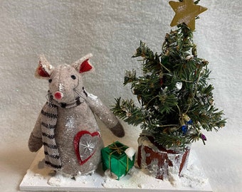 Mouse with Decorated Snowy Christmas Tree Display (#SE031)