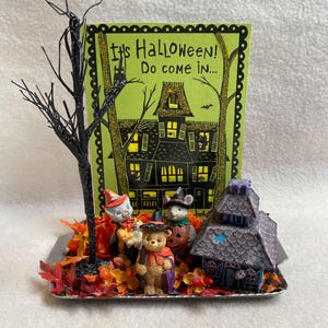 Vintage Halloween-montage - kat/muis/beer met huis en spookachtige boom - 'Het is Halloween!' (#NA032)