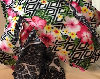 Lap Rag Quilt - Rosa Hibiskusblüten auf schwarzweißem Hintergrund (#Q002)