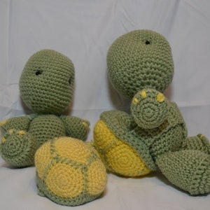 Pu&ograve; includere: Due peluche di tartaruga verde all'uncinetto con accenti gialli. Una tartaruga &egrave; seduta con le braccia incrociate, mentre l'altra &egrave; sdraiata con le gambe distese.