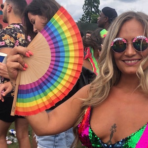 Abanico plegable con estampado arcoíris y orgullo para festivales, fiestas y raves, multicolor