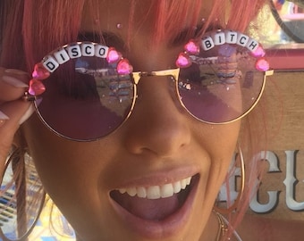 Wybierz własny tekst - Okulary przeciwsłoneczne DISCO BITCH Round Colour Tint Festival - Dostępne w wersji spersonalizowanej