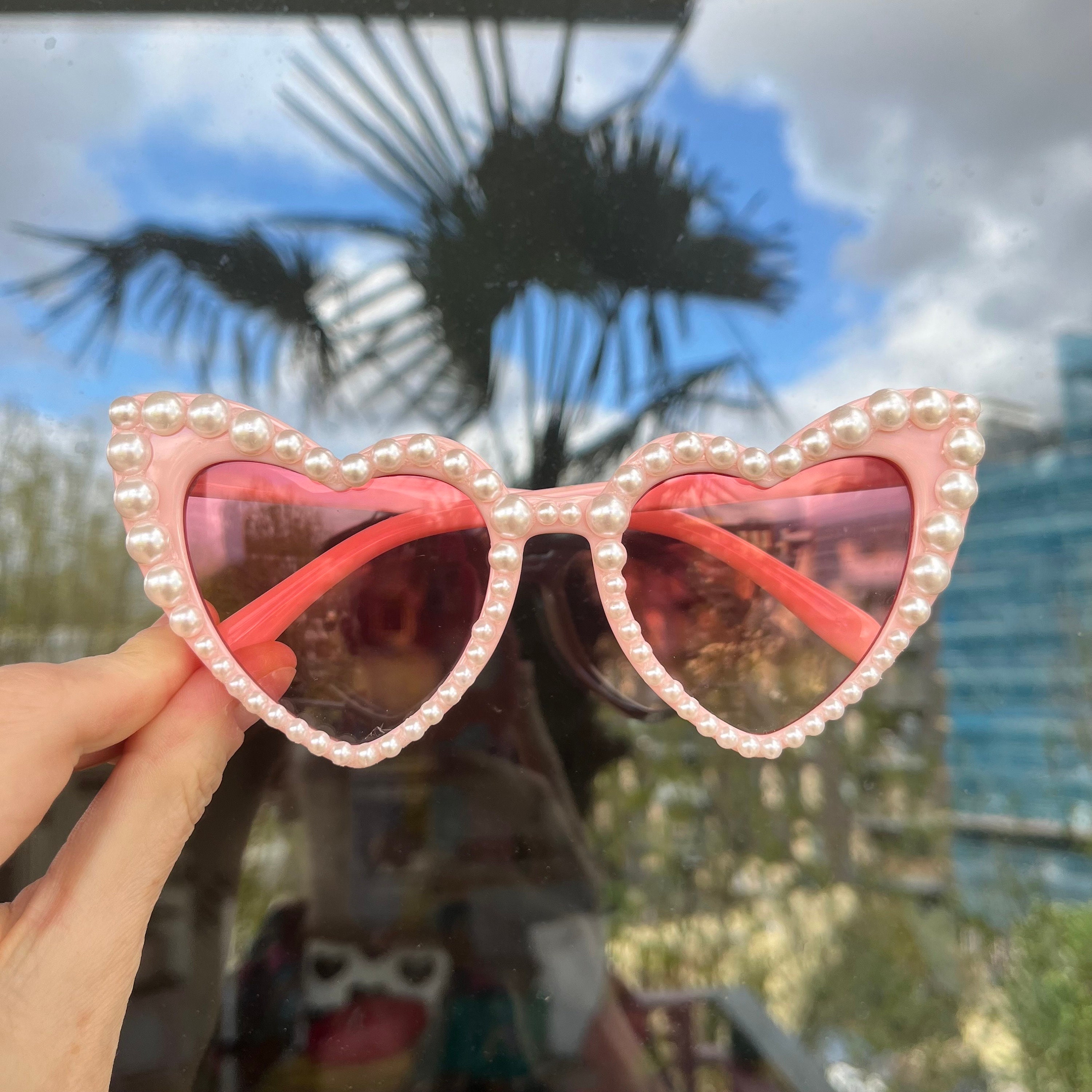 ?Women Pink Love Heart Pearl Sunglasses Rhinestone Bachelorette Sunglasses Bride to Be Heart Sunglasses with Pearls and Pink Retro  main image 4
