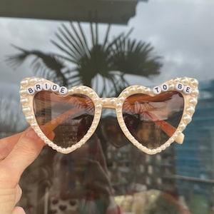 BRIDE TO BE Ivory Pearl Heart Hen Party Sunglasses - Personalised Text Available / Wedding / Bachelorette