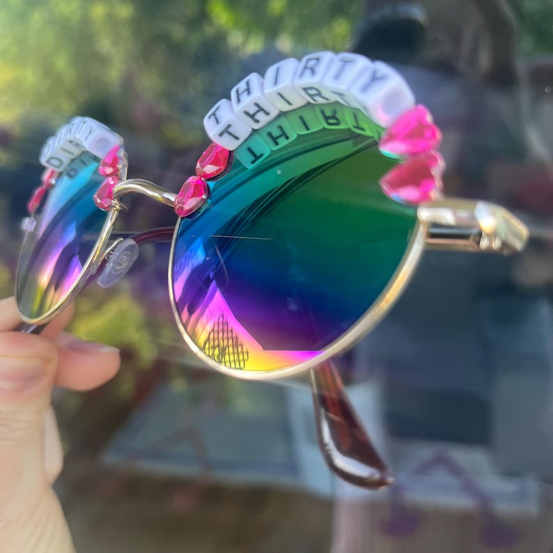 DESCUENTO POR DEFECTO Novias / Treinta Sucias / Mantente Salvaje - Gafas de sol personalizadas con texto para festivales y fiestas / Rebajas imagen 5