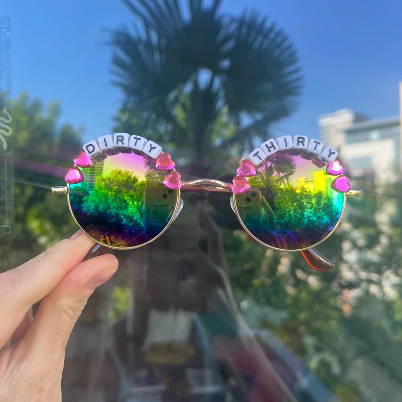 DESCUENTO POR DEFECTO Novias / Treinta Sucias / Mantente Salvaje - Gafas de sol personalizadas con texto para festivales y fiestas / Rebajas DIRTY THIRTY RAINBOW