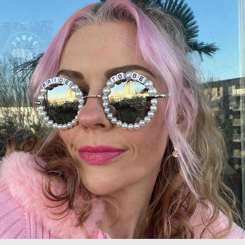 DESCUENTO POR DEFECTO Novias / Treinta Sucias / Mantente Salvaje - Gafas de sol personalizadas con texto para festivales y fiestas / Rebajas BRIDE TO BE PEARL