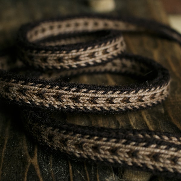 Cinturón tejido a mano con tablillas de lana, estilo vikingo medieval.