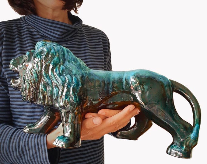 Huge Mid Century Blue Mountain Pottery Lion Figure Made in Canada 17'' wide. Very Good Condition