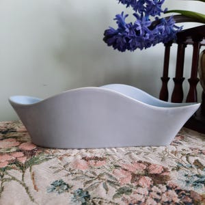 Mid Century Poole Keramik Vase in Eisblau mit Free Form Thre Posy.