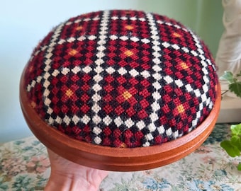 Petit repose-pieds rond vintage brodé et pieds chignon, décoration Cottage Core