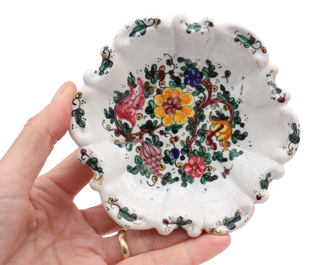 Small Hand-Painted Italian Pottery Wall Plate: Gubbio Floral Ceramic Decor (D 5'')