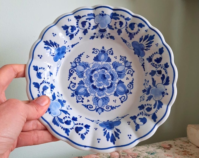 De Porceleyne Fles Royal Delft Hand Painted Blue & White Wall Plate Flower's Decoration 17th Century Style 8.2'' Wide