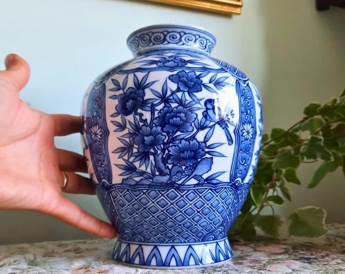 Vintage St Michael's Ceramic Chinoiserie Blue And White Japanese Bulbous Vase 8.5'' Tall