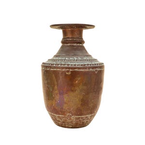 Könnte beinhalten: Eine große, kupferfarbene Vase mit einem breiten, runden Körper und einem schmalen Hals. Die Vase hat ein dekoratives Design um den oberen und unteren Rand.