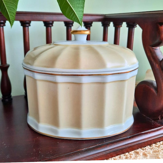 Vista Alegre Mottahedeh Portugal Oval Shape Neoclassical Style Lidded Box With Golden Rim Champagne Tone