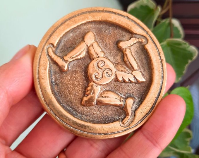 Vintage Solid Brass Triskelion Paperweight From Isle OF Man Quocunque Jeceris Stabit