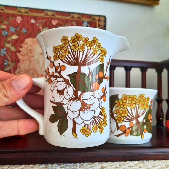 Mid Century Midwinter Meadowsweet Pattern Cream Jug and Sugar Bowl: 1970s