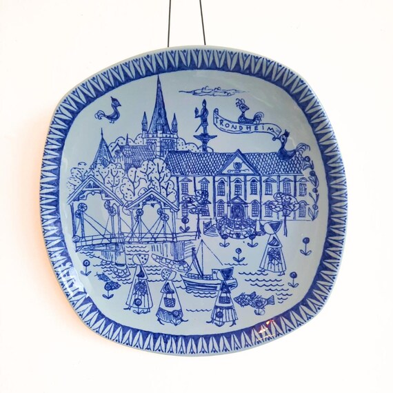 Mid Century Scandinavian Wall Plate By Stavangerflint Depicting Trondheim In Norway Designed by Kari Nyquist Excellent Condition