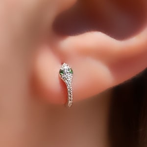 14K Diamant Schlange Ohrringe, Goldene Schlange Creolen, Schlange Huggie Ohrringe, Diamant Snake Huggies, Smaragdgrüne Diamant Creolen, Gold Snake Hoop