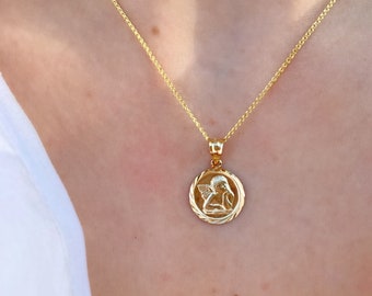 Collar con colgante de ángel y medallón de querubín en oro de 14 quilates