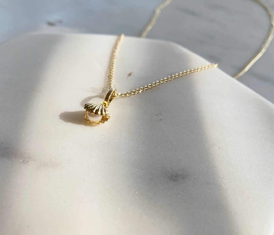 Clam pearl necklace deals