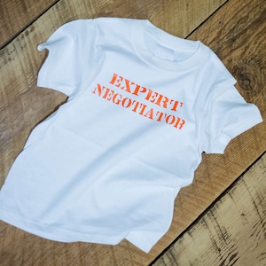 Negociador especialista - Camisa infantil - Camisa de menino - Roupas de menino - Camisa infantil exclusiva - Camisetas infantis - Camisetas de amor - Roupas infantis
