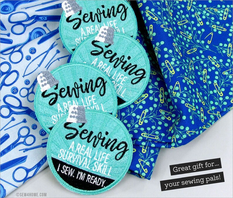 Puede incluir: Cuatro parches redondos bordados de color azul turquesa con el texto "Coser Una habilidad de supervivencia de la vida real" y "Yo coso. Estoy listo." Los parches est&aacute;n sobre una tela azul con un patr&oacute;n de imperdibles.
