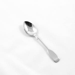 Puede incluir: Una cucharadita de plata con un cuenco redondeado y un mango simple y elegante.