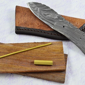 Kit per la produzione di coltelli!  Fantastico Damasco Acciaio Tiny Hunting / / Bushcraft Coltello Bilancia in palissandro Incredibile Pezzo incontaminato inc Guaina in pelle