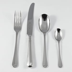 Könnte beinhalten: Ein Set aus vier versilberten Besteckteilen, bestehend aus einer Gabel, einem Messer und zwei Löffeln. Das Messer hat eine Gravur auf der Klinge.