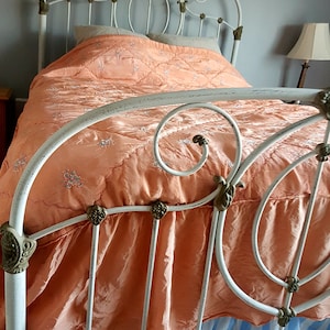 jaren 1930 perzikkleurige taft sprei: handgeborduurde vintage koningin/volledige quilt