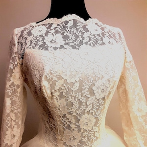 Elegant 1950s ivory tea-length wedding dress with long sleeves, lace, tulle, and appliqué – a timeless retro bridal masterpiece!