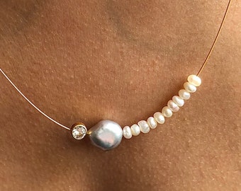 Pearl necklace. Gray baroque pearl and Freshwater pearls with a topaz in a gold setting, on a wire of gold. You can vary the lenght.