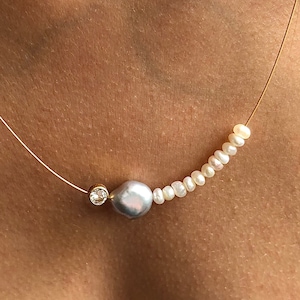 Pearl necklace. Gray baroque pearl and Freshwater pearls with a topaz in a gold setting, on a wire of gold. You can vary the lenght.