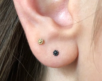 Dainty studs daisy in gold