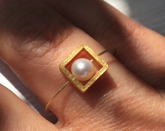 Dainty Pearl ring. Stackable freshwater pearls on a wire of gold.