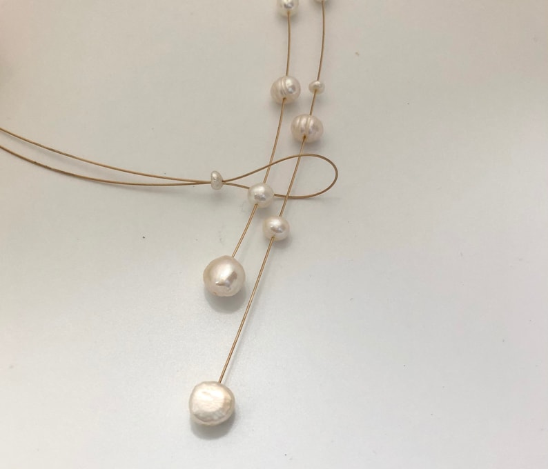 Pearl necklace. Freshwater pearls on a wire of gold. You can vary the lenght by yourself, by fixing one end on a position. Lariat necklace Bild 8