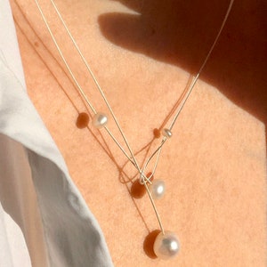 Sierlijke parelketting. Zoetwaterparels op een draad van zilver.  Lariat ketting voor elke dag