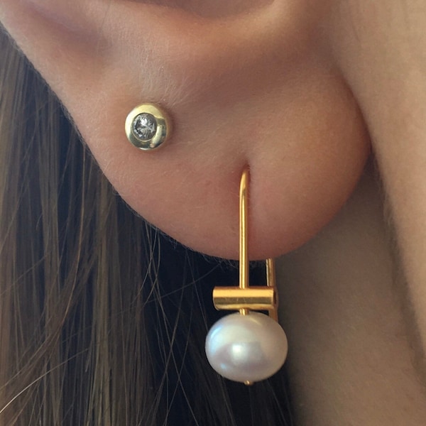 Pearl earrings. Freshwater pearls on a wire of gold. Dangle earrings, you can wear them for every occasion.