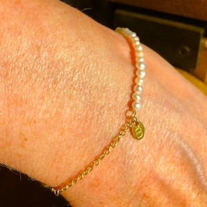 Pulsera de perlas personalizada Pulsera de perlas de agua dulce con cadena de oro Tu carta en una placa de oro