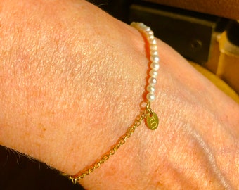 Personalized pearl bracelet   Freshwater pearl bracelet with gold chain   Your letter on a golden plate