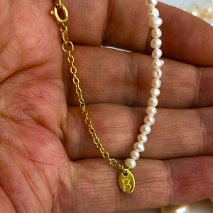 Pulsera de cuentas personalizada. Pulsera de perlas de agua dulce con cadena de oro. Tu carta en bandeja de oro.
