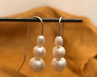 Boucles d'oreilles en perles. Perles d'eau douce sur fil d'argent. Boucles d'oreilles pendantes, vous pourrez les porter en toute occasion.