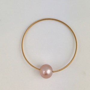 Smyckeset. 3 pärlringar, vita, grå och rosa på en tråd av guld. bild 5