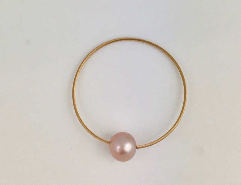 Smyckeset. 3 pärlringar, vita, grå och rosa på en tråd av guld. bild 5